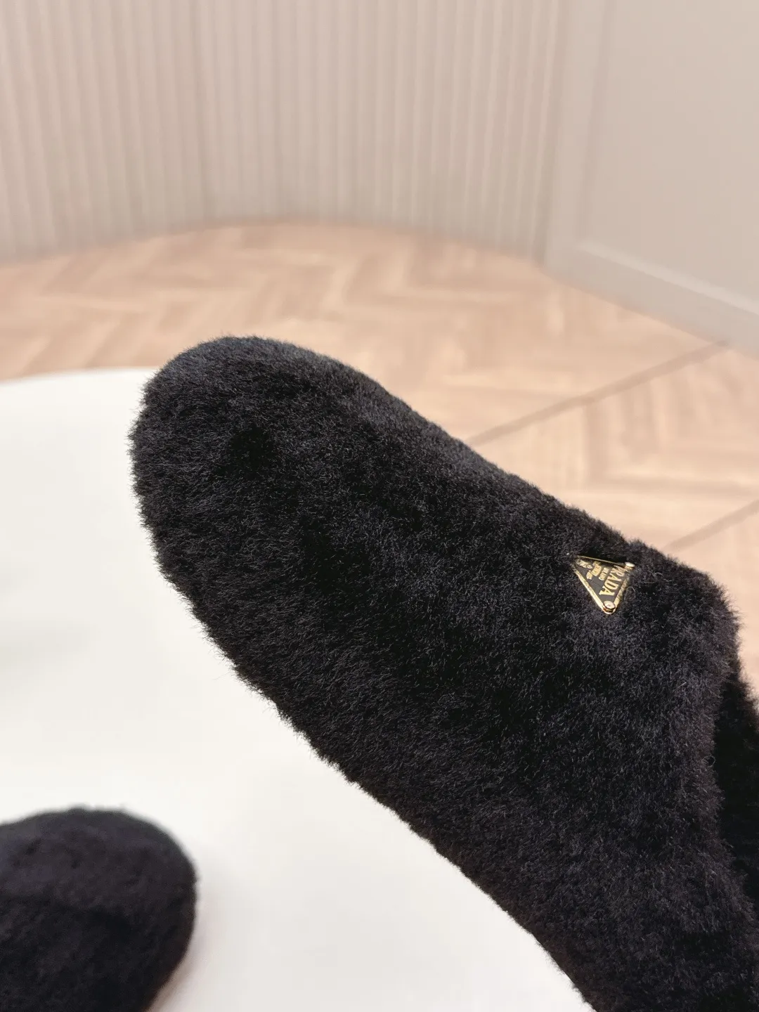 👟👟Ex-factory price 520👟👟 Prada prada25 autumn and winter furry slippers series, half-slip wool slippers, classic triangle buckle, comfortable, cute, cute, fashionable, elegant and versatile, the wool is comfortable and soft, awakening the warmth of autumn and winter. Let you walk comfortably from morning to night. Pair it with socks to easily cope with the changing seasons. Wool, sheep pattern lining, original outsole! 35-40 yards